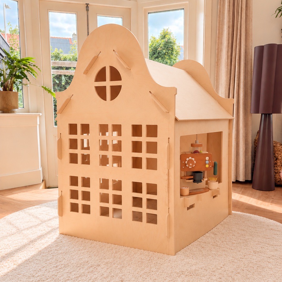 Houten speelhuisje in de vorm van een klokgevelpand, op een rond kleed in de kamer