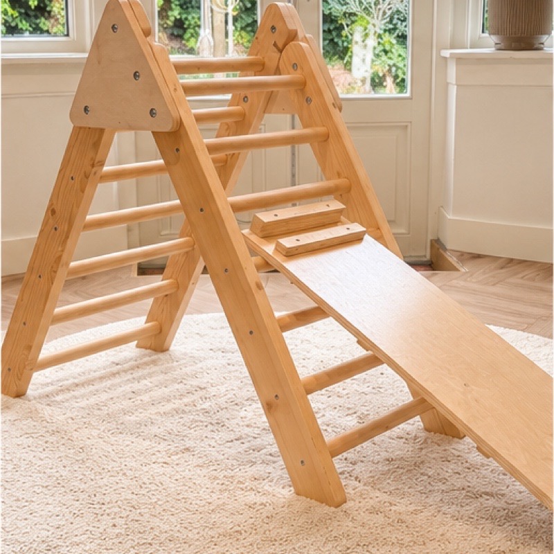 Het houten klimrekje met glijplank, klaar om op te klimmen