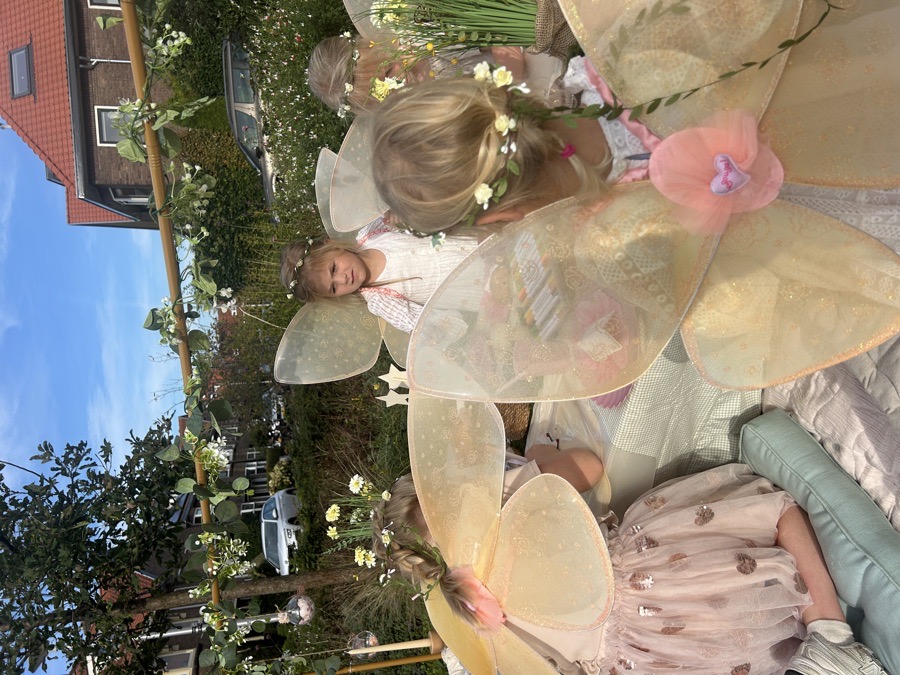 Kinderen met vleugels aan de lange picknicktafel