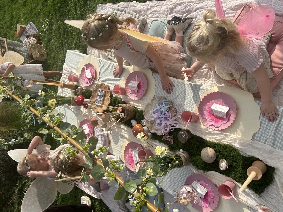De hele feesttafel met de kinderen eromheen in de tuin