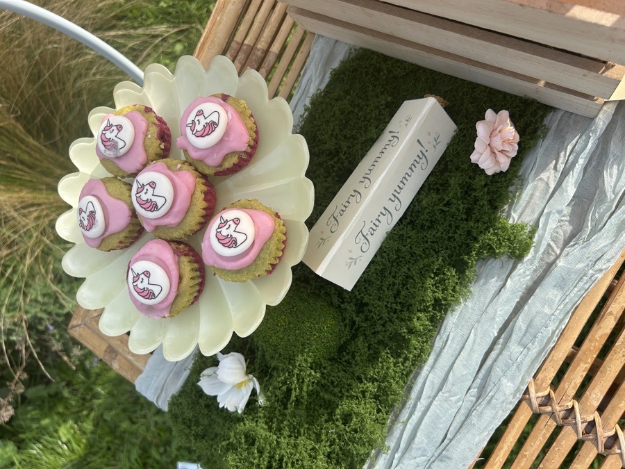 Cupcakes met een unicorn erop, op een schelpvormige schaal