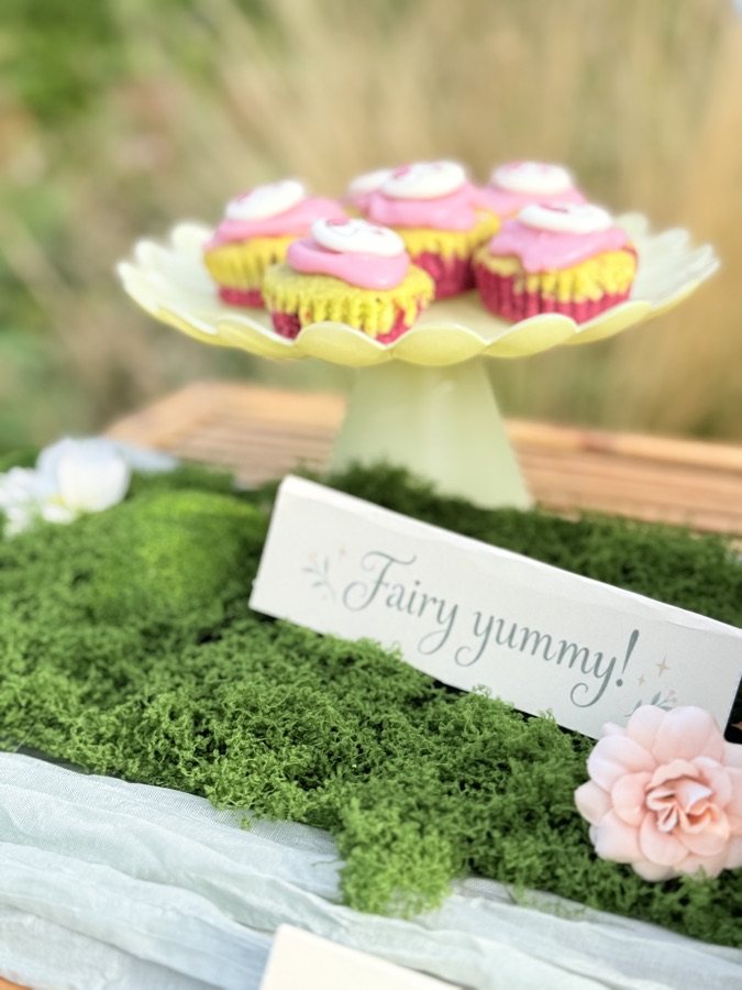 Cupcakes op een schaal met een kaartje waarop Fairy yummy staat